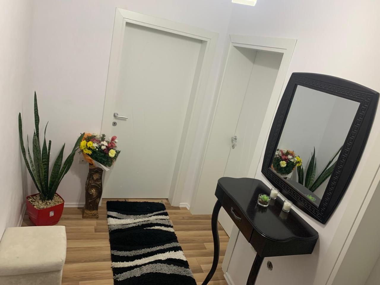 Appartamento Flat In Berat'S Center Esterno foto