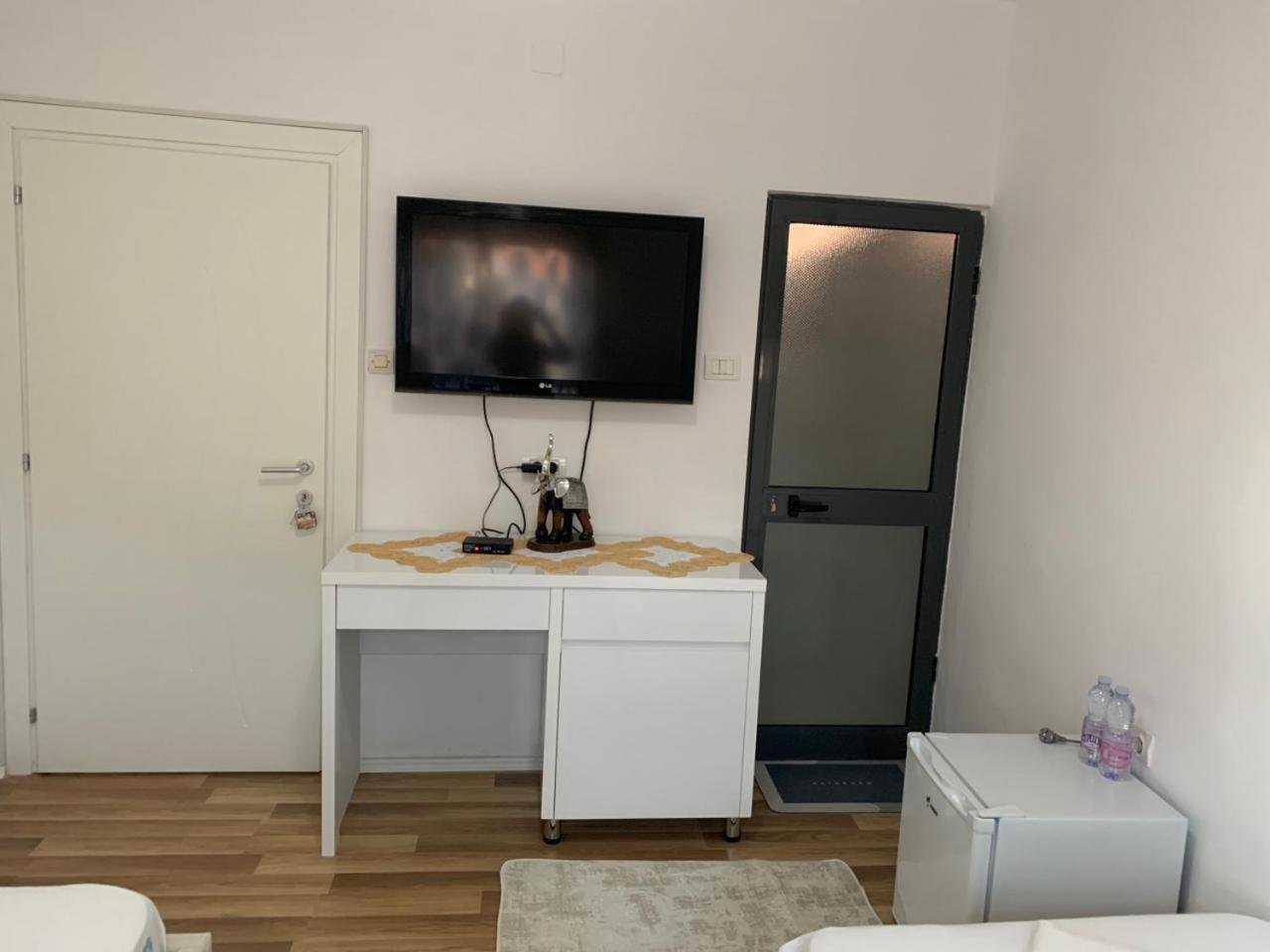 Appartamento Flat In Berat'S Center Esterno foto