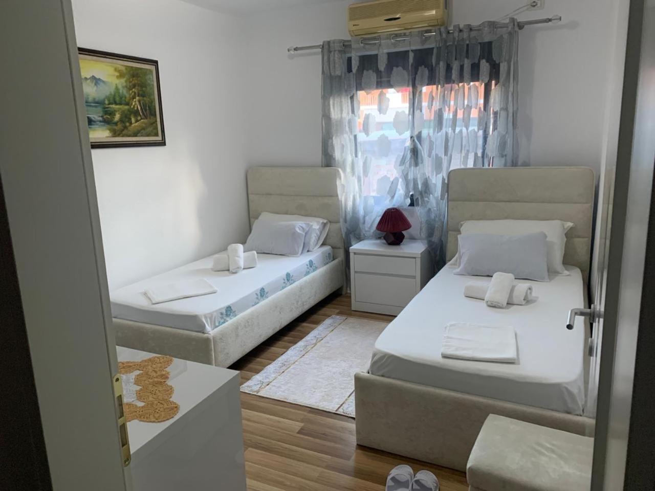 Appartamento Flat In Berat'S Center Esterno foto