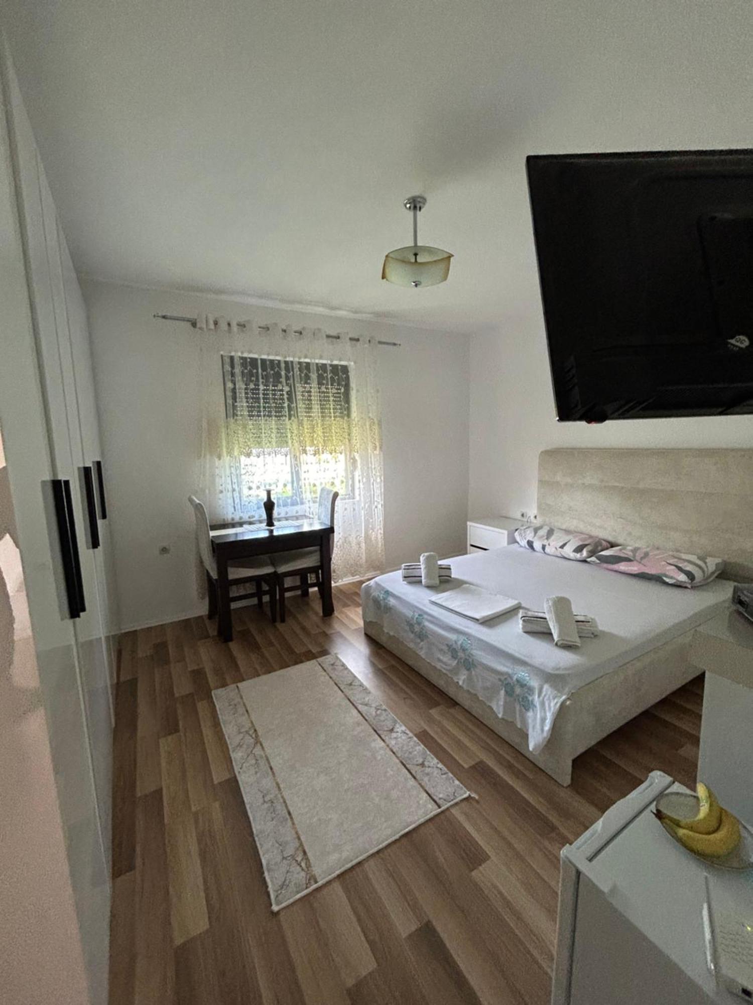 Appartamento Flat In Berat'S Center Esterno foto